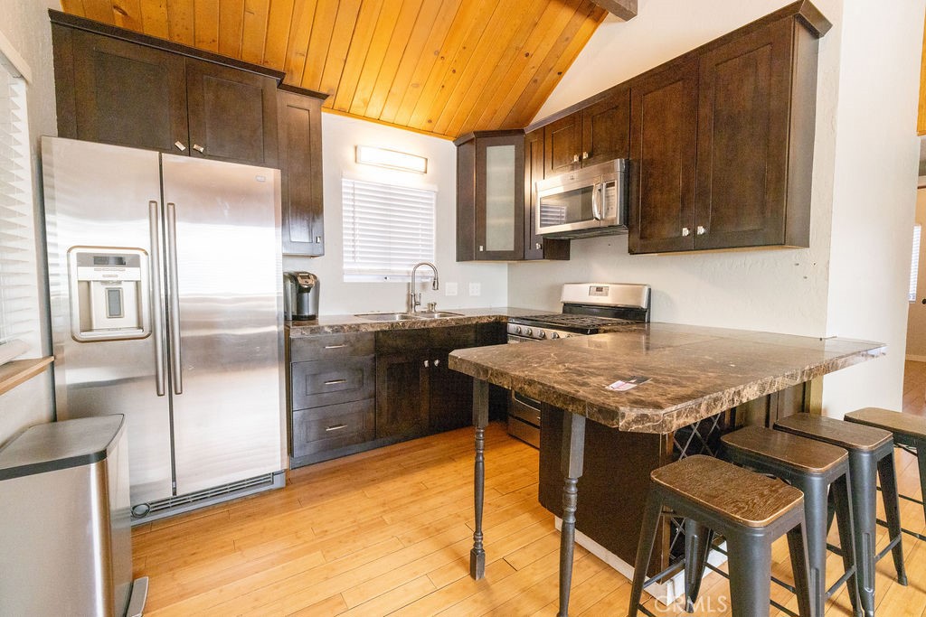 32905 Chipmunk Lane Running Springs, CA 92382 - Photo 8 of 20 Bar