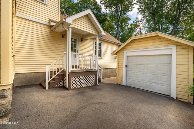 $324,500 | 1084 Van Antwerp Road, Niskayuna, NY 12309