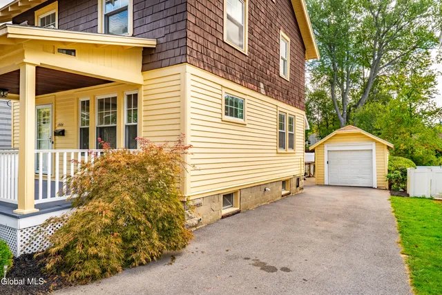 $324,500 | 1084 Van Antwerp Road, Niskayuna, NY 12309