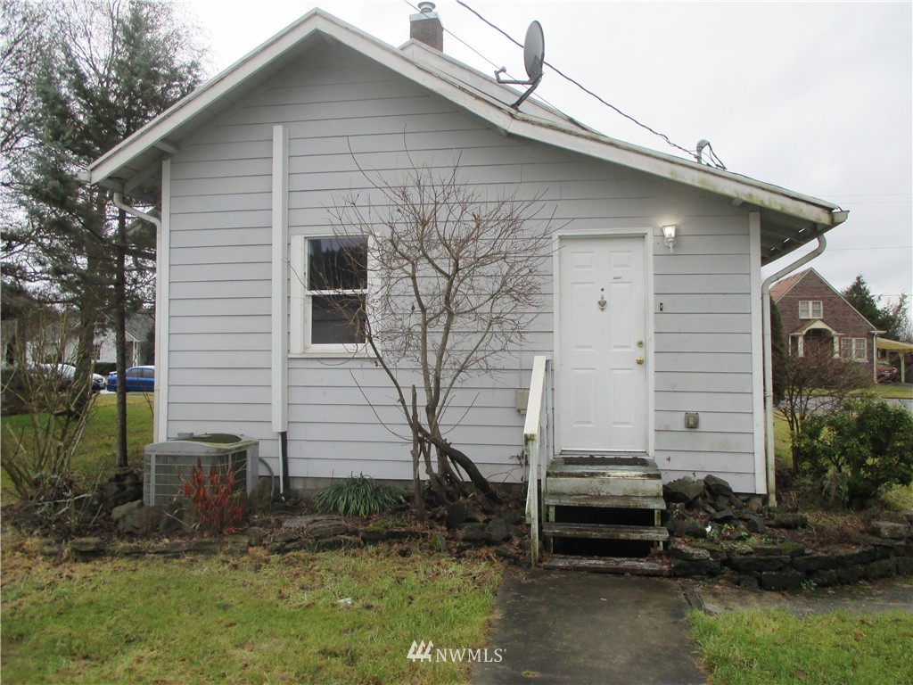 718 Southwest Cascade Avenue Chehalis, WA 98532 - Photo 4 of 14 Gallery Image 4