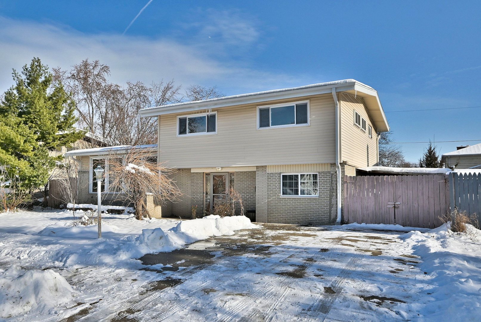 521 Michael Manor Glenview, IL 60025 - Photo 2 of 52 a front view of a house with a yard