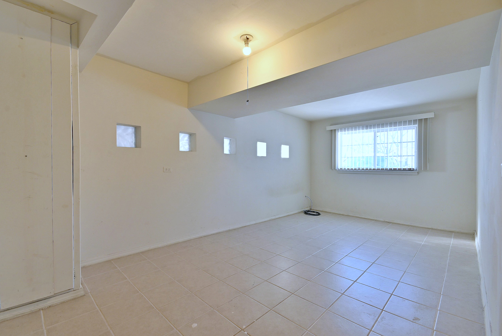 521 Michael Manor Glenview, IL 60025 - Photo 34 of 52 an empty room with windows