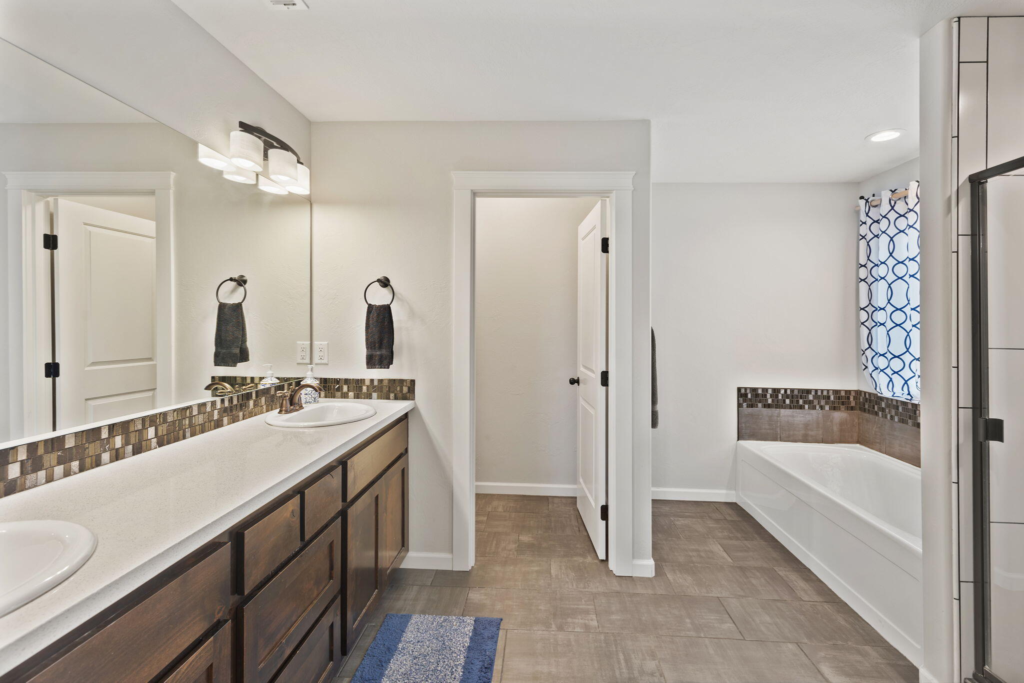 110 Linton Way Eagle Point, OR 97524 - Photo 15 of 41 a bathroom with a tub a sink and a mirror