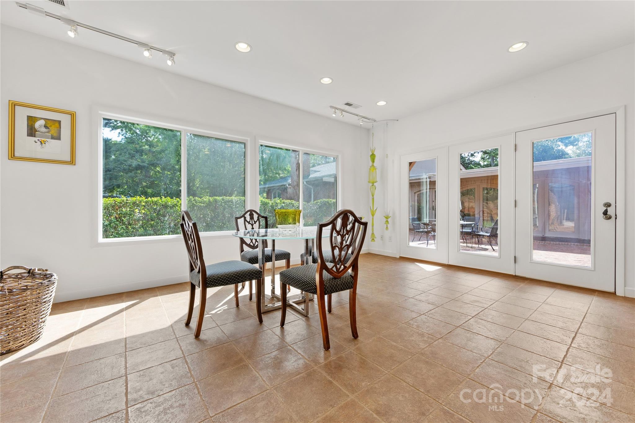 3239 Foxcroft Road Charlotte, NC 28211 - Photo 31 of 42 a dining room with furniture and window