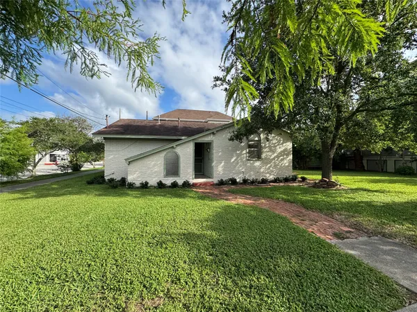$2,200 | 1401 Avenue H, Galveston, TX 77550
