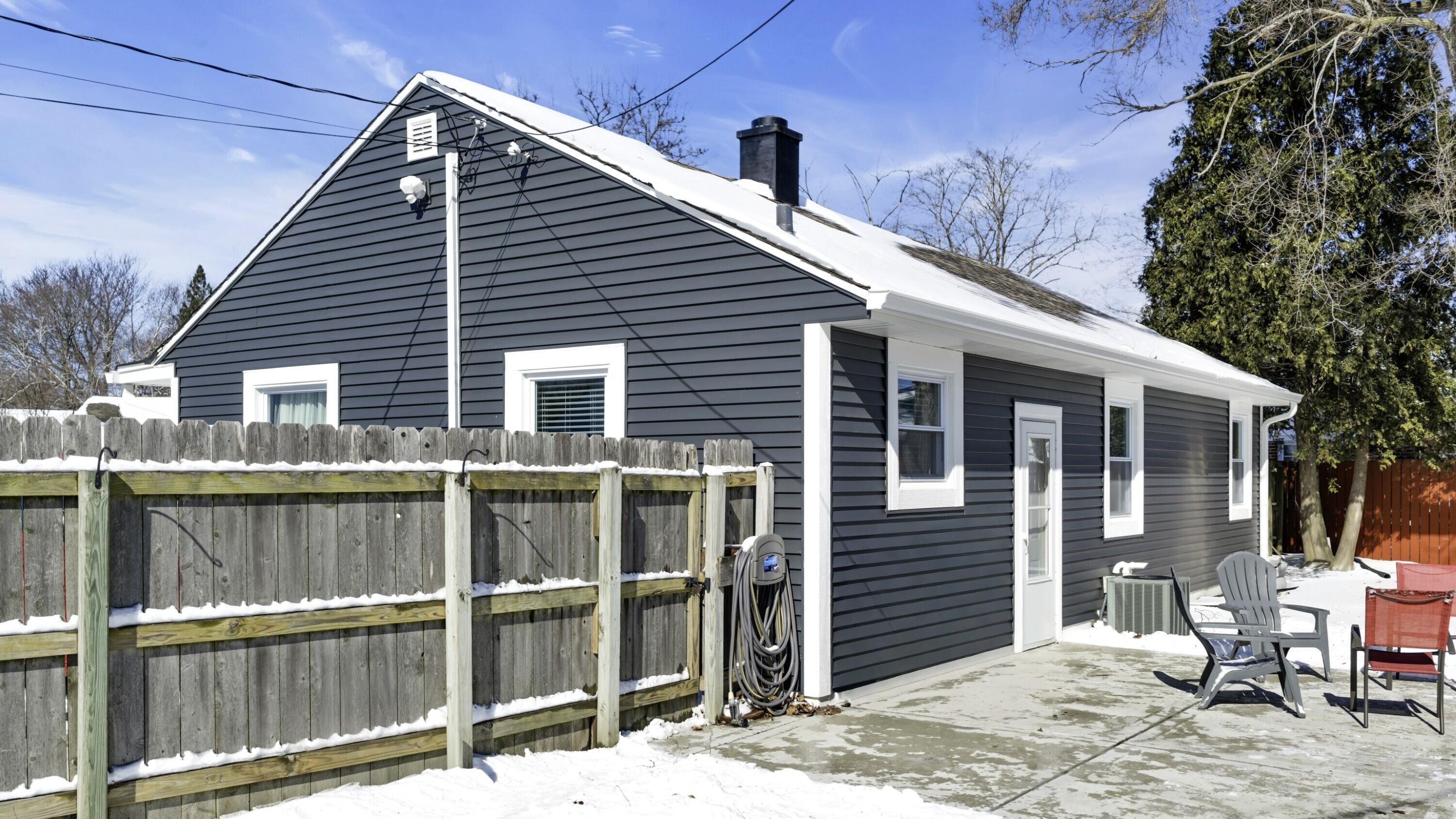 3211 Lakeview Circle Racine, WI 53402 - Photo 3 of 25 Photo-5