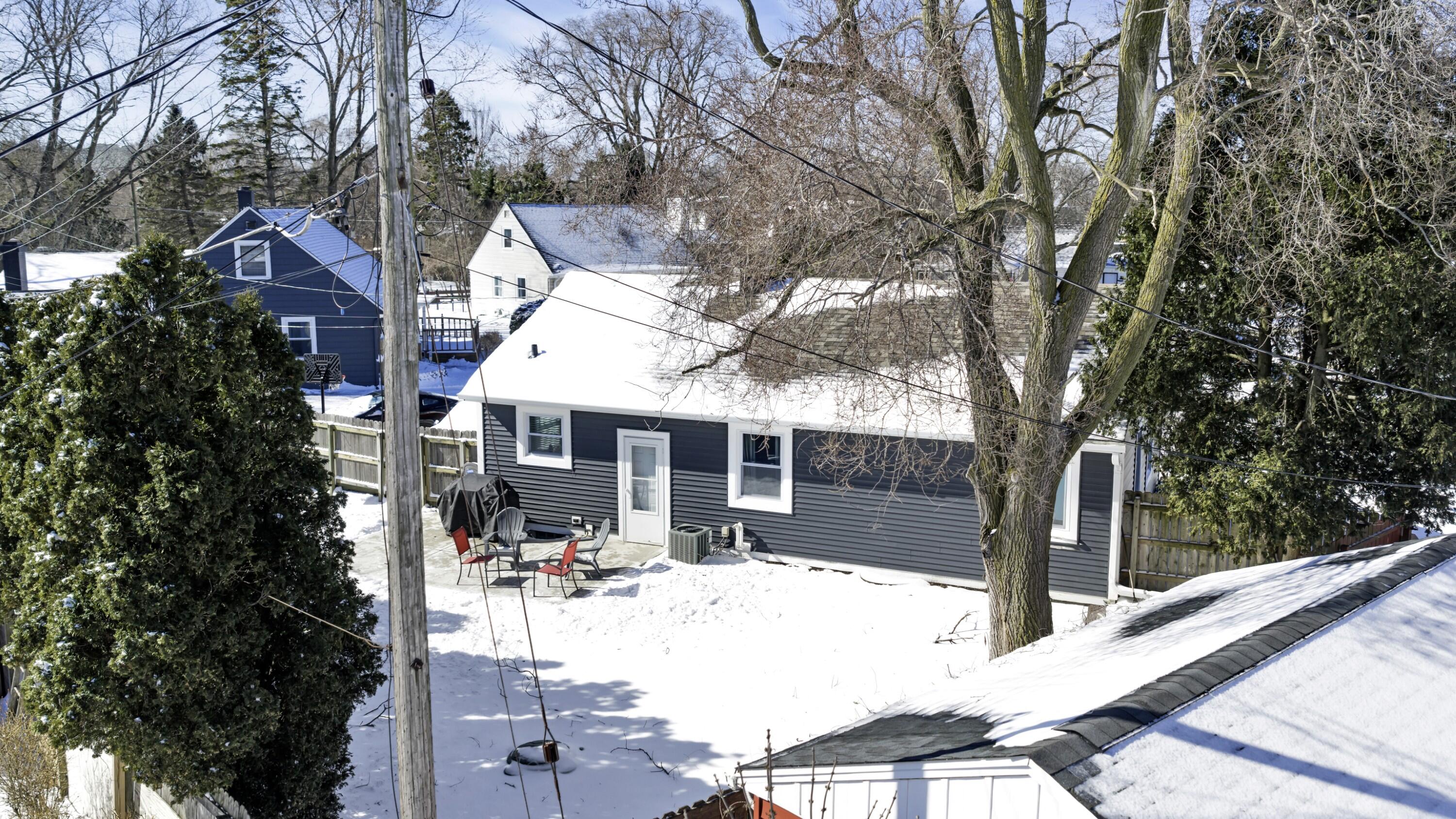 3211 Lakeview Circle Racine, WI 53402 - Photo 4 of 25 Photo-8