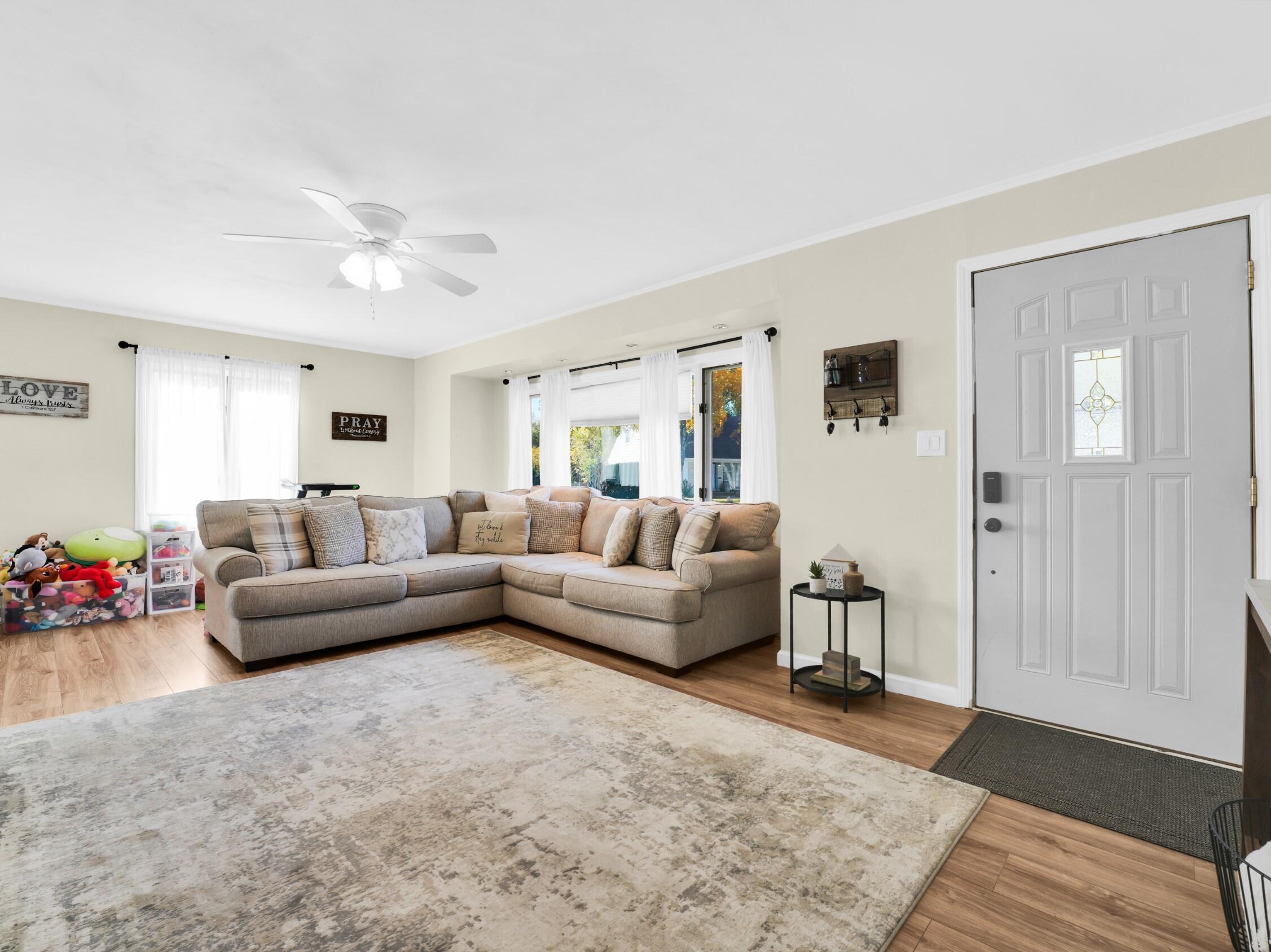 3211 Lakeview Circle Racine, WI 53402 - Photo 7 of 25 Photo (2)