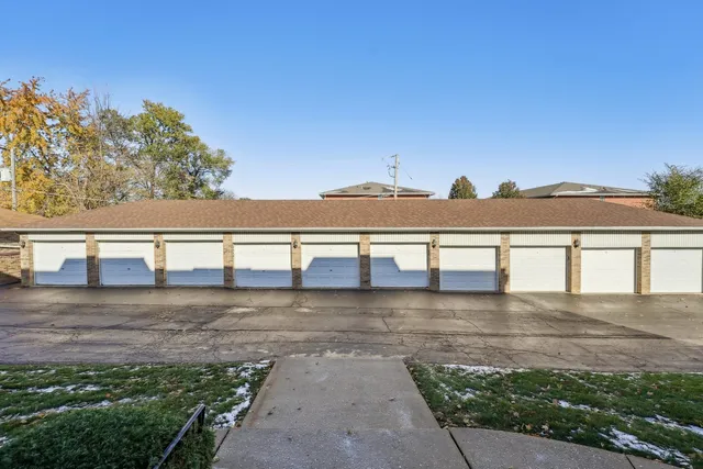 $169,900 | 4955 134th Place, Unit 1B, Crestwood, IL 60418