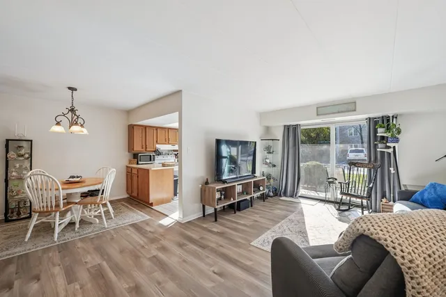 $169,900 | 4955 134th Place, Unit 1B, Crestwood, IL 60418