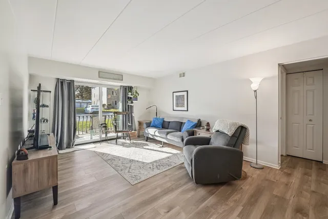 $169,900 | 4955 134th Place, Unit 1B, Crestwood, IL 60418