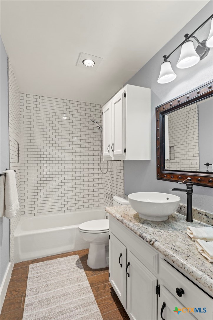 1602 Provident Lane Round Rock, TX 78664 - Photo 18 of 28 Primary Bathroom