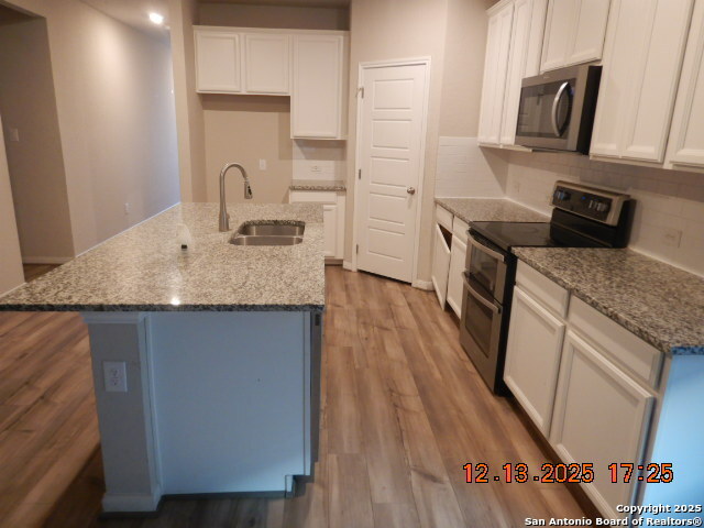 3206 Junction Bay Converse, TX 78109 - Photo 3 of 20 a kitchen with a sink appliances and cabinets