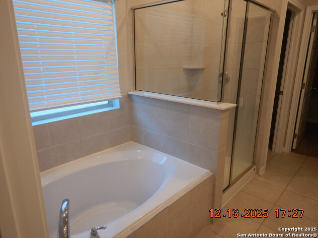 3206 Junction Bay Converse, TX 78109 - Photo 9 of 20 a bathroom with a bathtub
