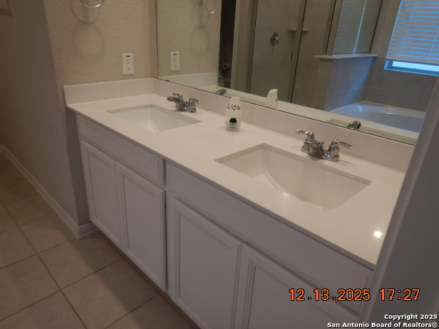 3206 Junction Bay Converse, TX 78109 - Photo 10 of 20 a bathroom with a sink and a mirror