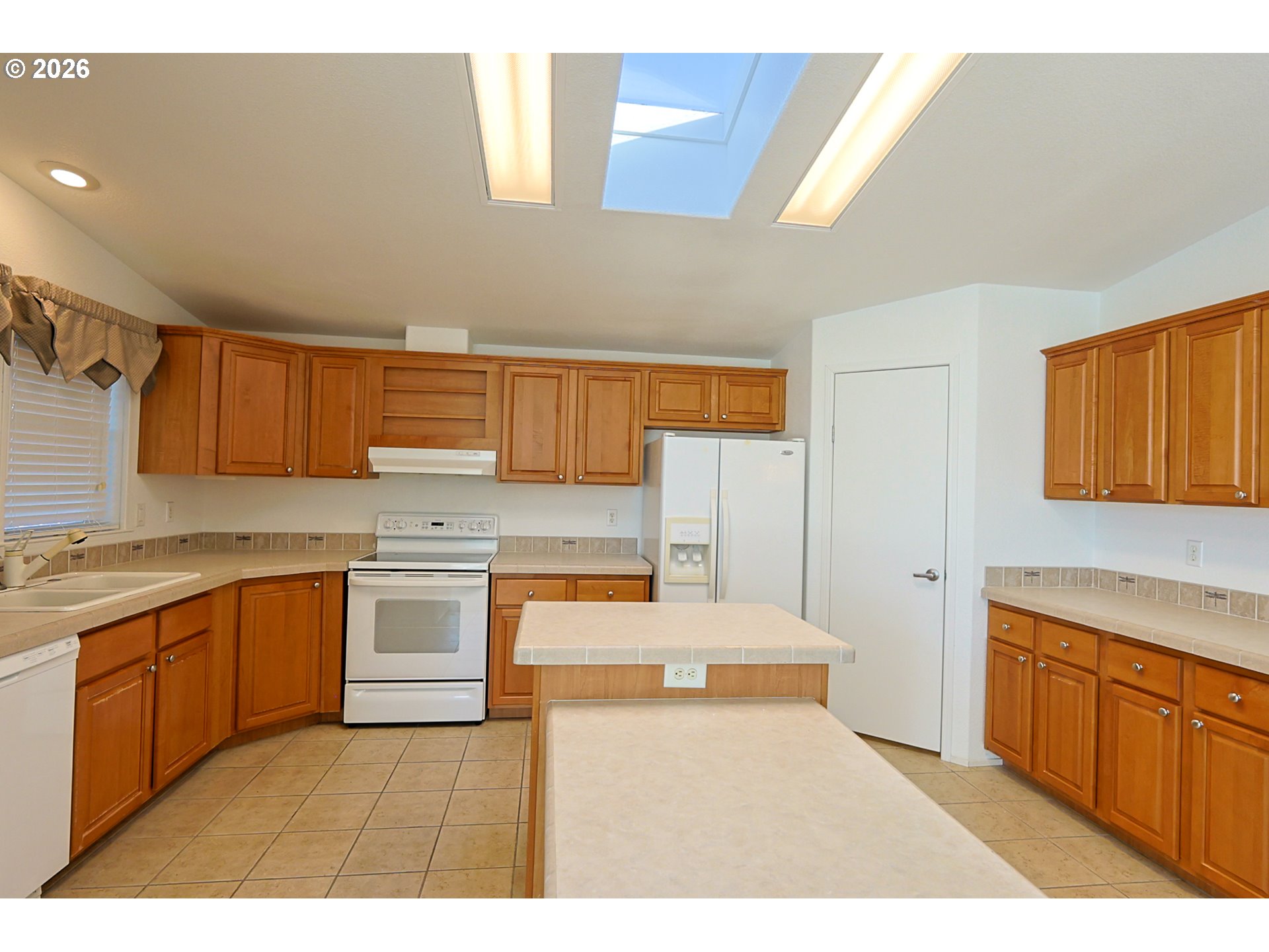 752 Denise Place Coos Bay, OR 97420 - Photo 3 of 48