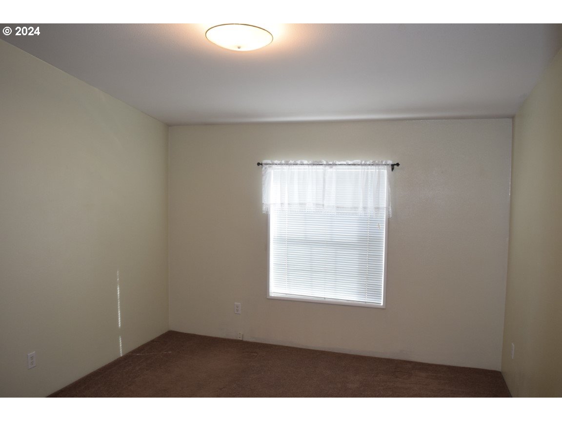 325 West Sherman Road Athena, OR 97813 - Photo 10 of 27 an empty room with windows