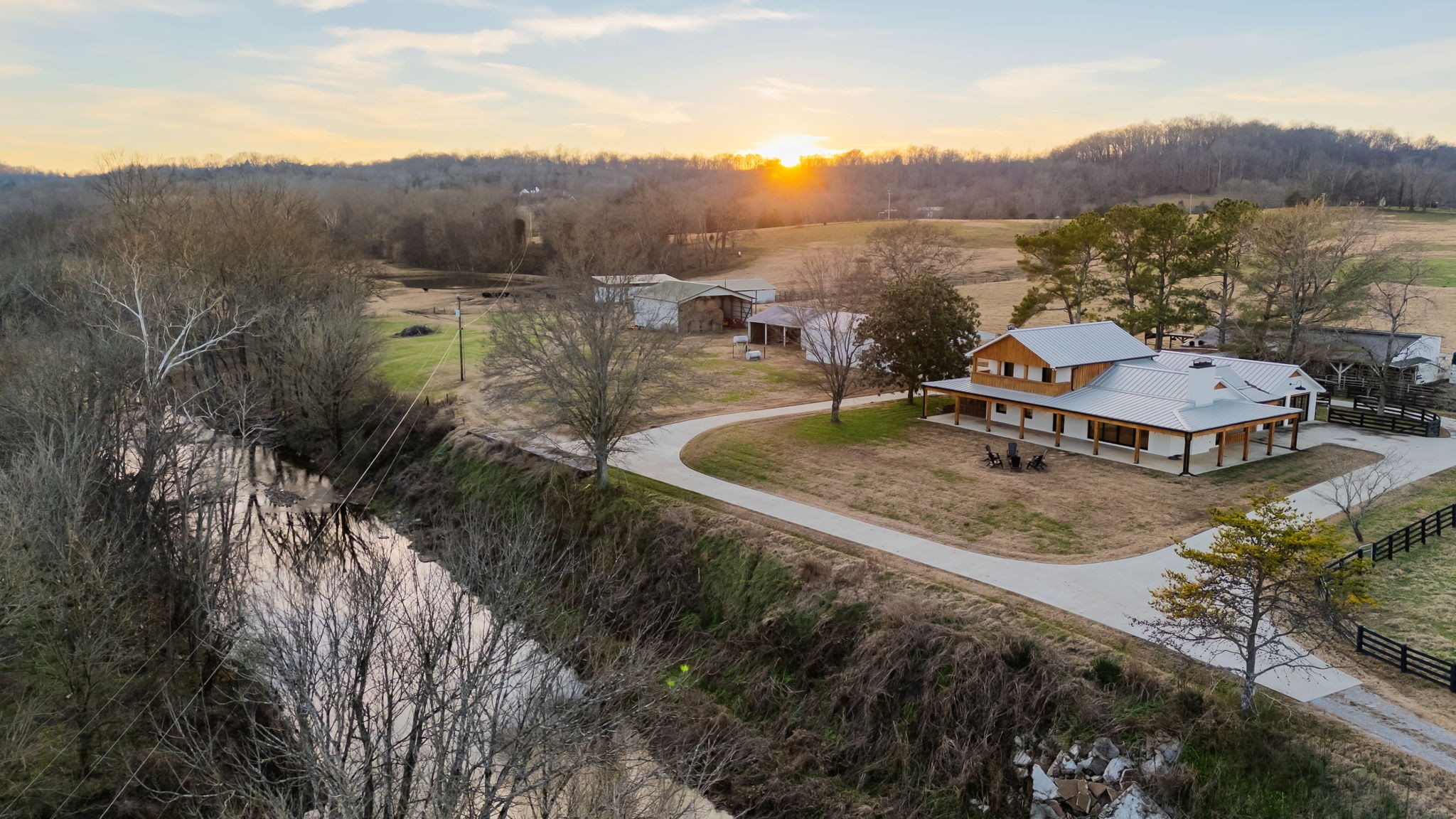 4824 Leipers Creek Road Williamsport, TN 38487 - Photo 8 of 34 a view of a terrace with a yard