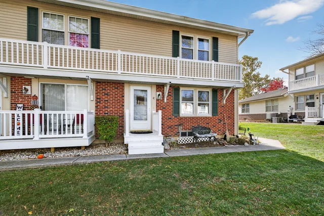 $299,900 | 203 College Drive, Unit C, Bloomingdale, IL 60108