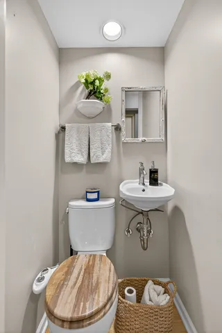 $299,900 | 203 College Drive, Unit C, Bloomingdale, IL 60108