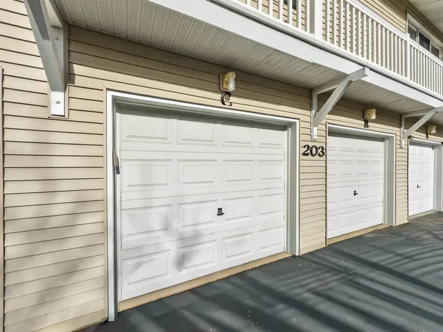 $299,900 | 203 College Drive, Unit C, Bloomingdale, IL 60108