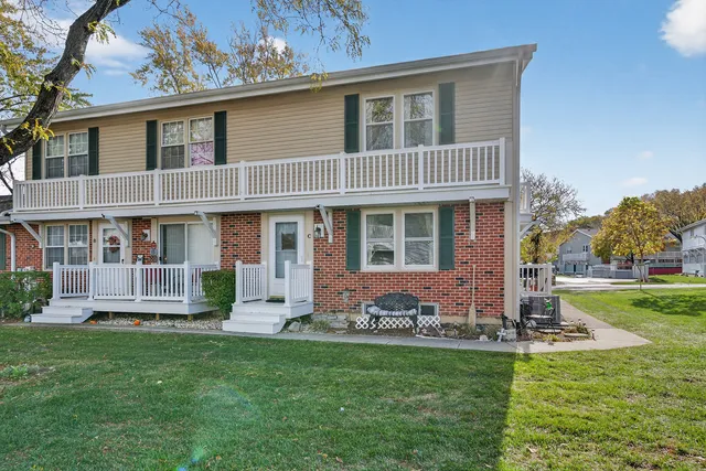$299,900 | 203 College Drive, Unit C, Bloomingdale, IL 60108