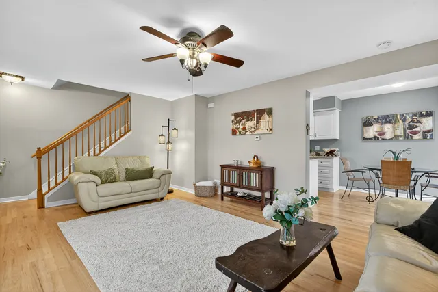 $299,900 | 203 College Drive, Unit C, Bloomingdale, IL 60108