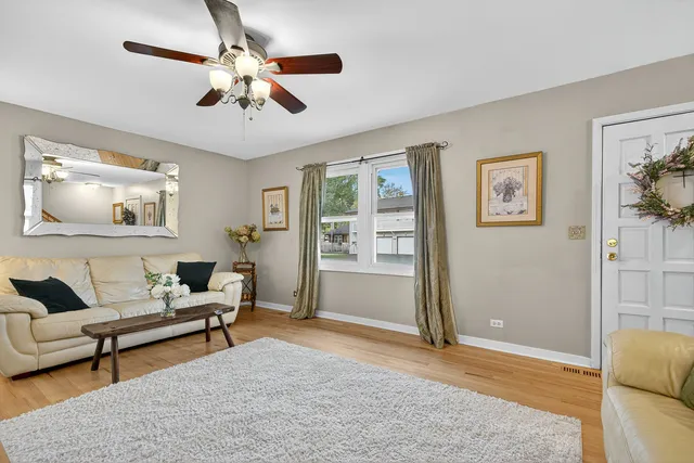 $299,900 | 203 College Drive, Unit C, Bloomingdale, IL 60108