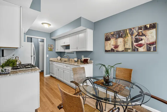 $299,900 | 203 College Drive, Unit C, Bloomingdale, IL 60108