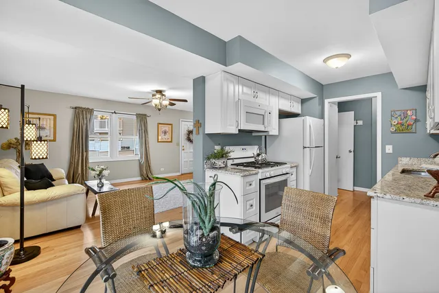 $299,900 | 203 College Drive, Unit C, Bloomingdale, IL 60108