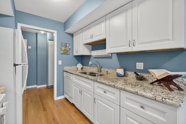 $299,900 | 203 College Drive, Unit C, Bloomingdale, IL 60108