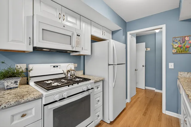 $299,900 | 203 College Drive, Unit C, Bloomingdale, IL 60108