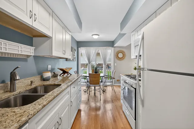 $299,900 | 203 College Drive, Unit C, Bloomingdale, IL 60108