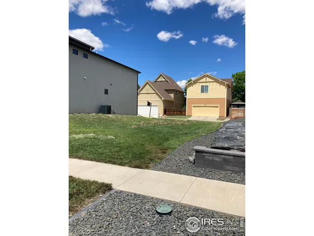 a view of a back yard of the house