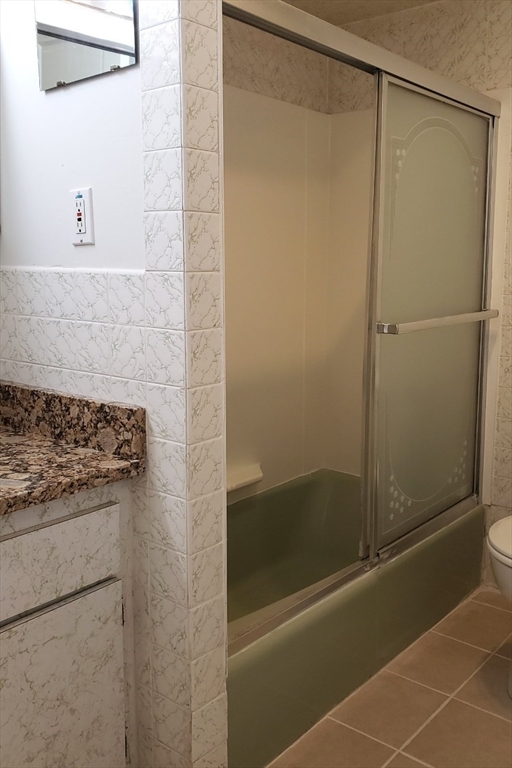 924 Beacon Street, Unit 6 Boston, MA 02215 - Photo 19 of 28 a bathroom with a shower and a stove