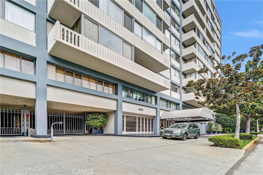 969 Hilgard Avenue, Unit 706 Los Angeles, CA 90024 - Photo 2 of 27 front view of a building