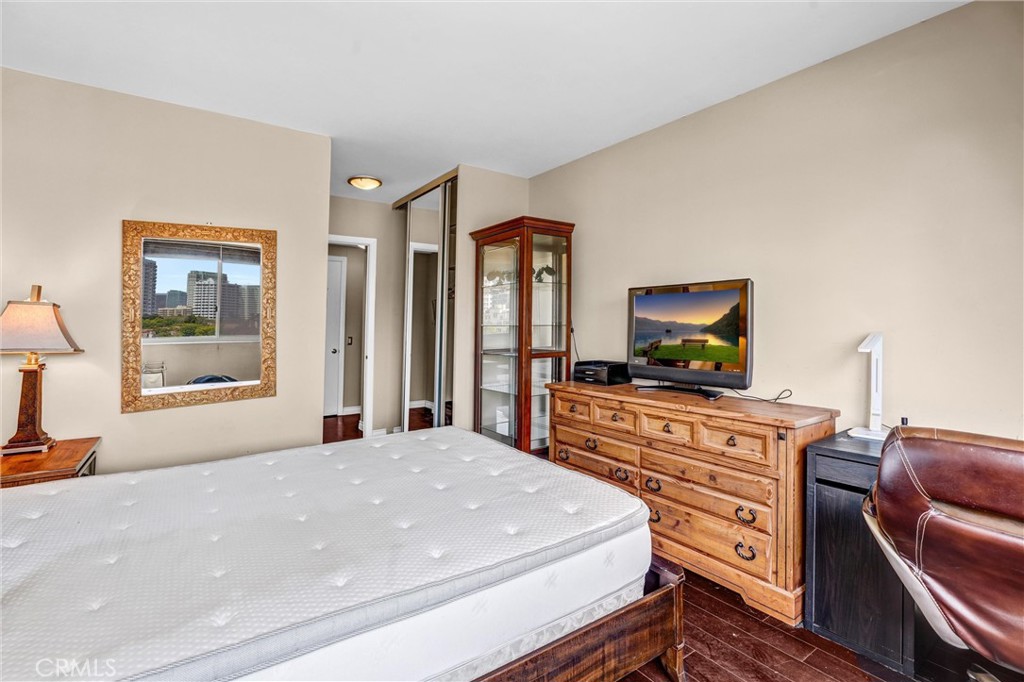 969 Hilgard Avenue, Unit 706 Los Angeles, CA 90024 - Photo 21 of 27 a bedroom with a bed and a flat screen tv