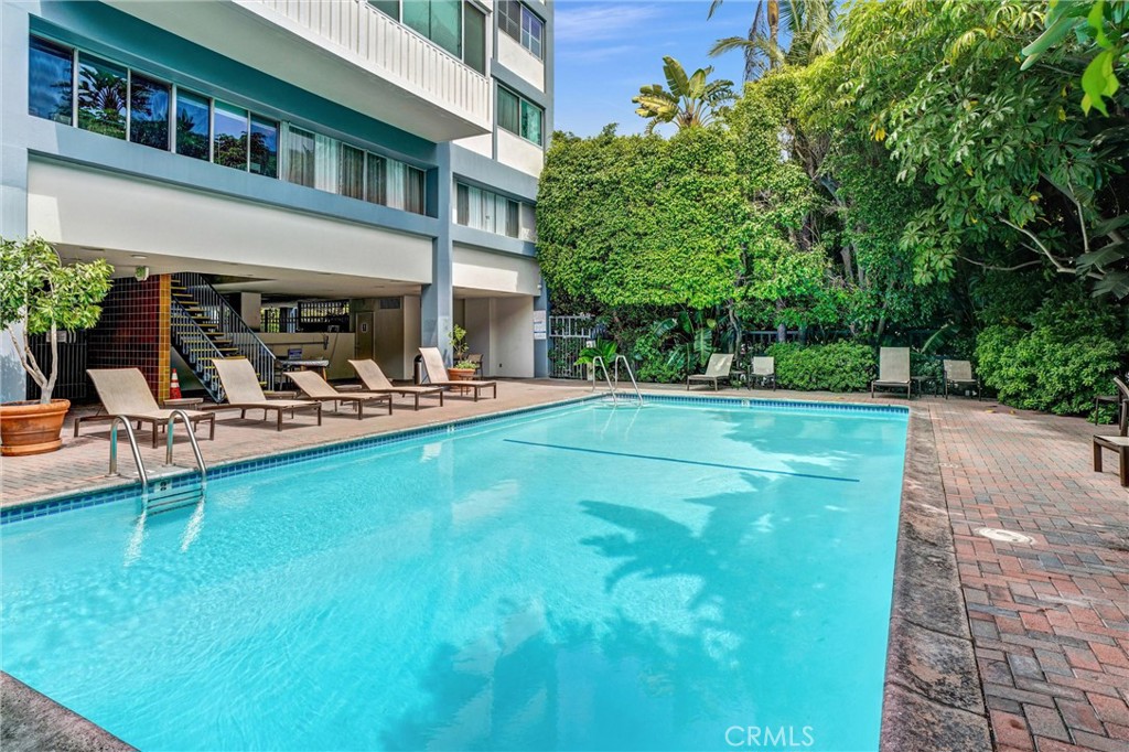 969 Hilgard Avenue, Unit 706 Los Angeles, CA 90024 - Photo 26 of 27 a view of a house with backyard and sitting area