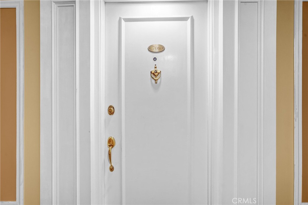 969 Hilgard Avenue, Unit 706 Los Angeles, CA 90024 - Photo 5 of 27 a bathroom with a shower