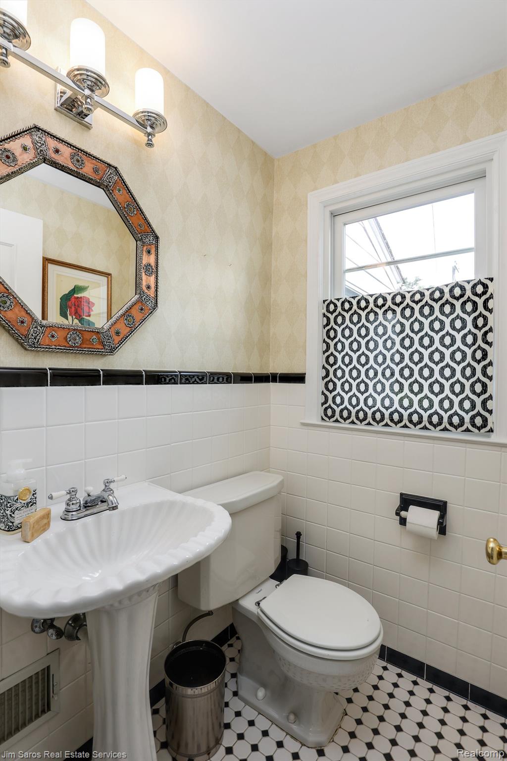 1304 Devonshire Road Grosse Pointe, MI 48230 - Photo 14 of 32 Gallery Image 14