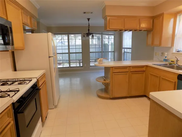 $2,100 | 22623 River Birch Drive, Tomball, TX 77375