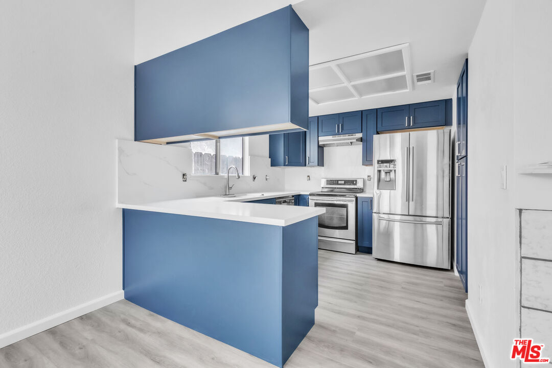 3401 Matterhorn Way Ceres, CA 95307 - Photo 16 of 33 a kitchen with stainless steel appliances a refrigerator and a stove top oven