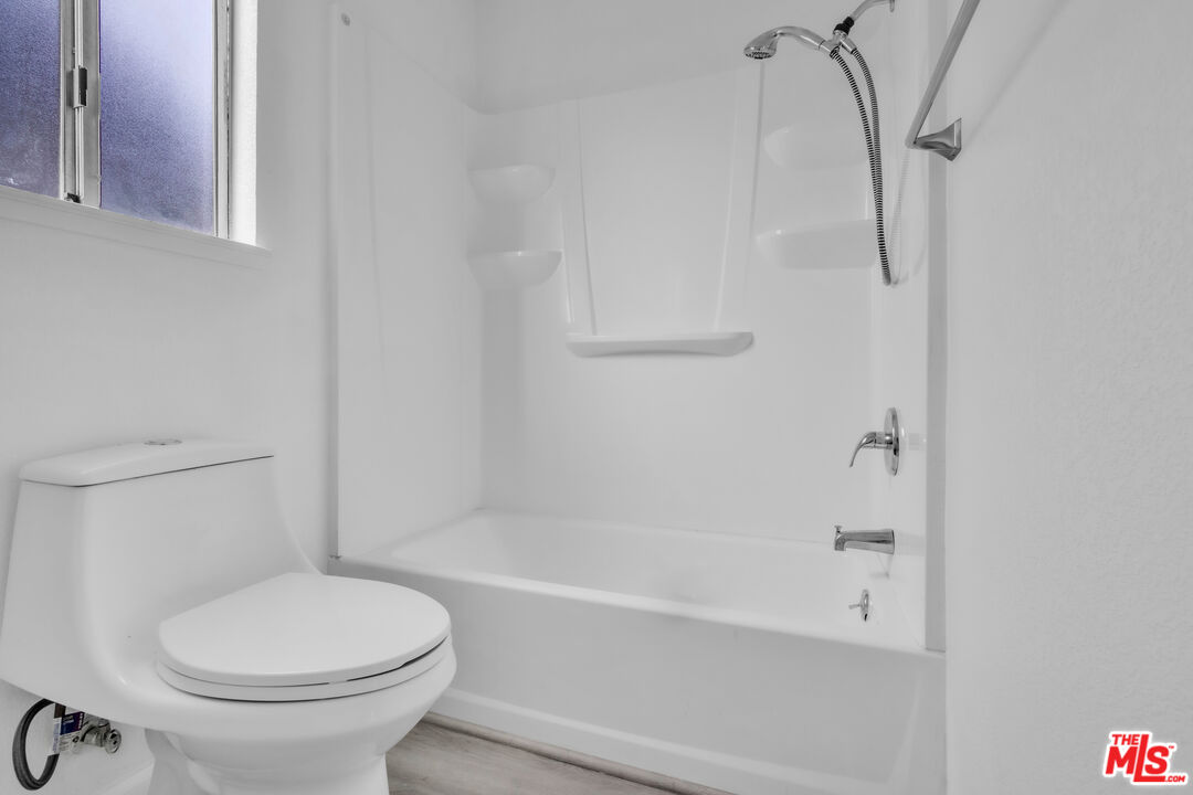 3401 Matterhorn Way Ceres, CA 95307 - Photo 33 of 33 a bathroom with a toilet and a bathtub