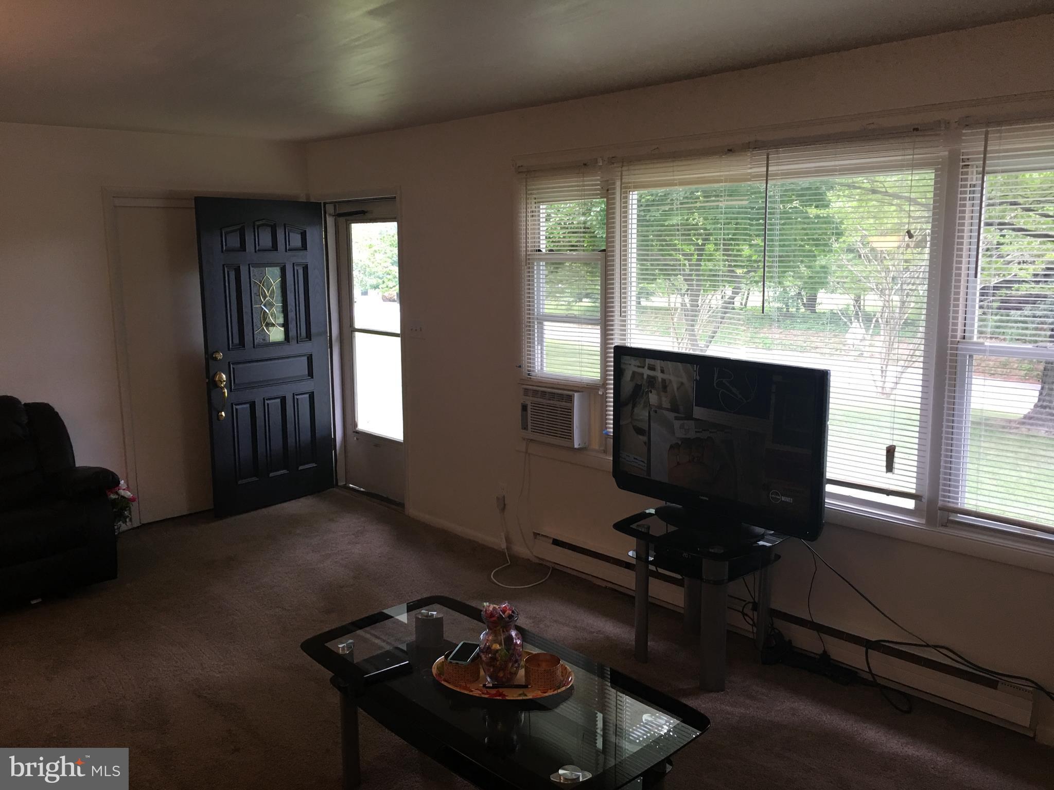 16825 Hardy Road Mount Airy, MD 21771 - Photo 5 of 23 Living Room