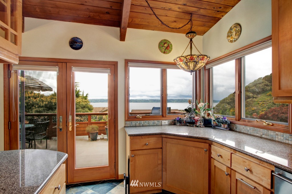 3956 Southwest Arroyo Drive Seattle, WA 98146 - Photo 11 of 25