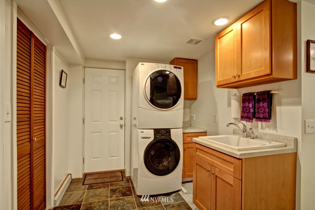 3956 Southwest Arroyo Drive Seattle, WA 98146 - Photo 21 of 25