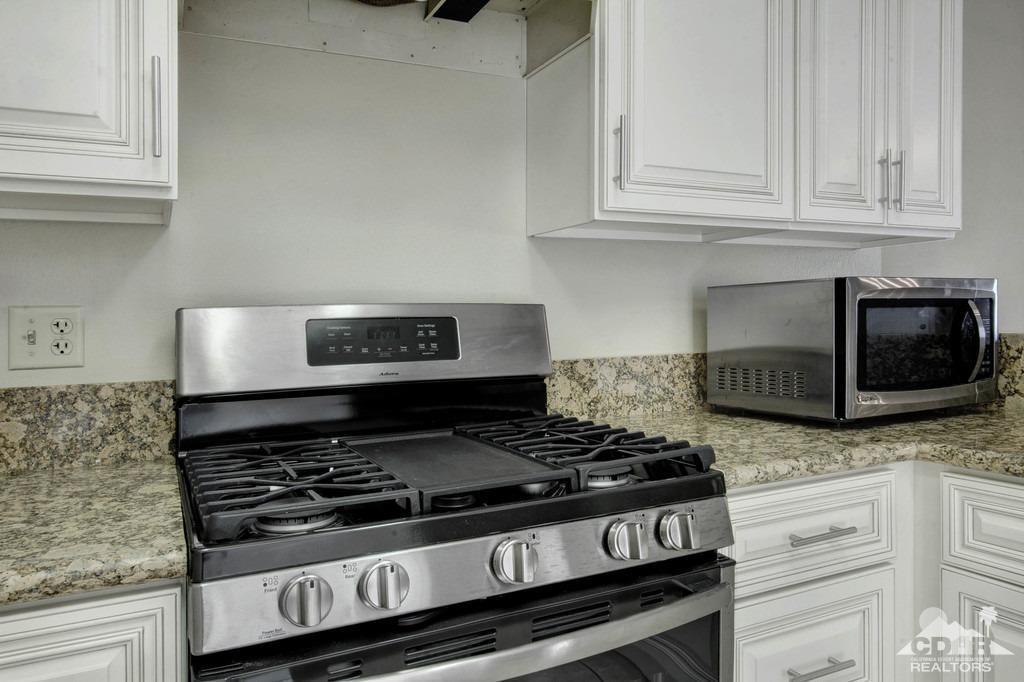 34041 Emily Way Rancho Mirage, CA 92270 - Photo 8 of 25 a close view of stove top oven