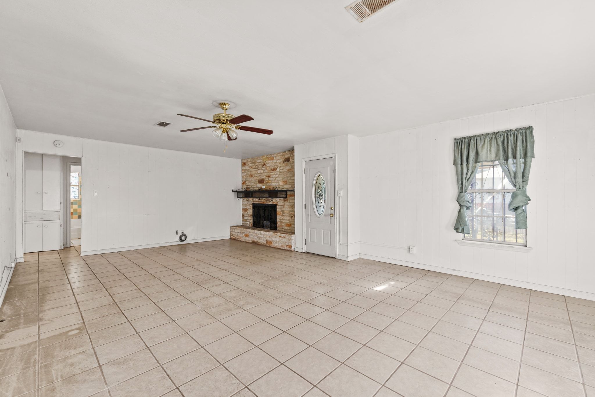 1114 Richardine Avenue Austin, TX 78721 - Photo 7 of 27 a view of an empty room with a window