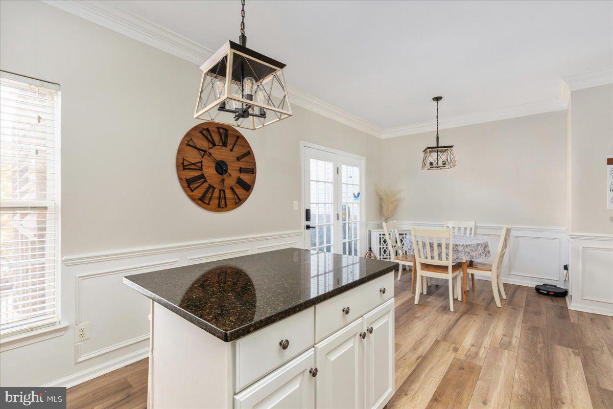 7235 Traphill Way Gainesville, VA 20155 - Photo 10 of 40 a kitchen with a table and chairs
