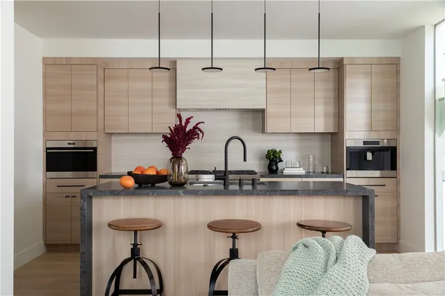 $2,895,000 | 709 1/2 Larkspur Avenue, Unit 1, Corona del Mar, CA 92625